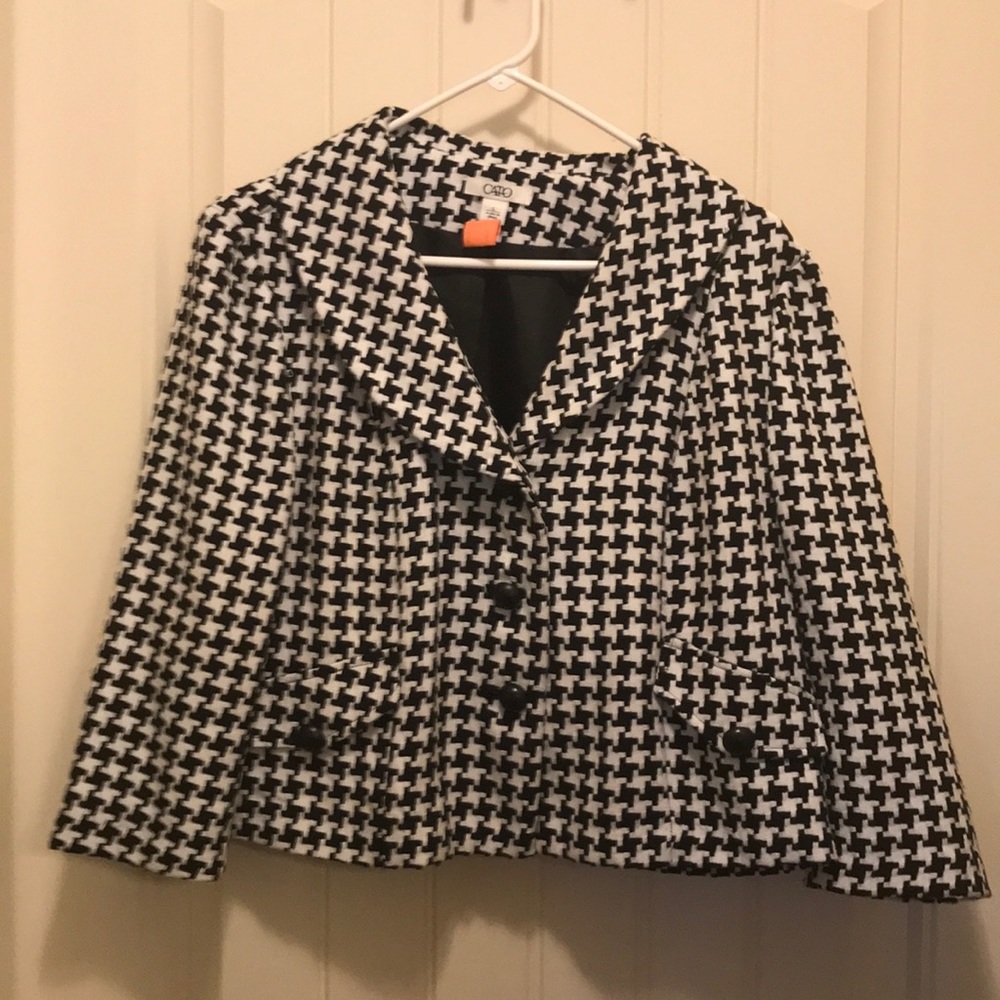 Black and White slightly cropped jacket/blazer